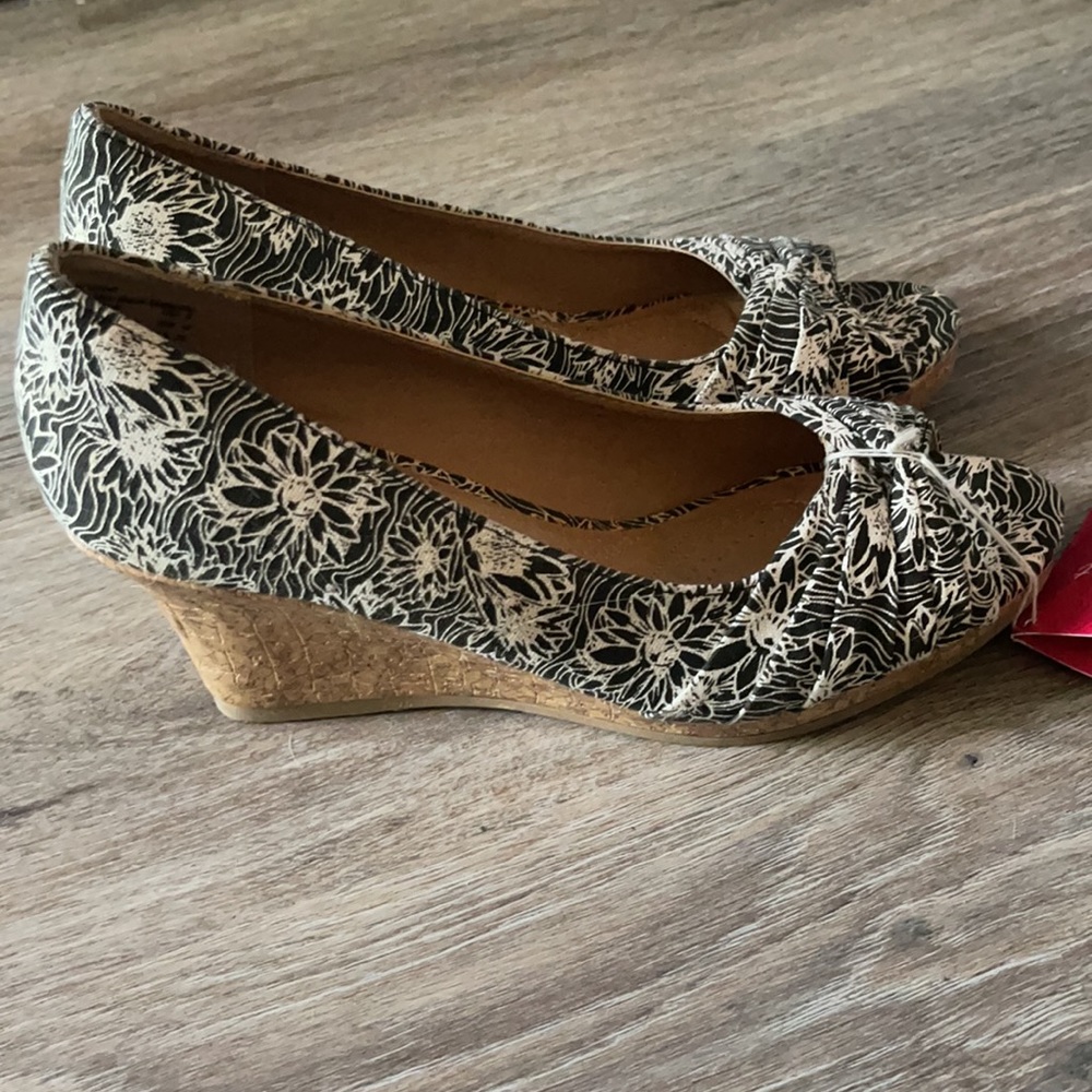 dexflex comfort Floral Black and Cream Wedge Sandals - Picture 9 of 16